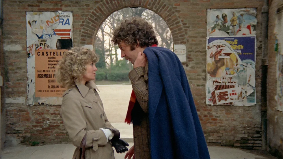 Julie Christie och Donald Sutherland spelar makarna Laura och John Baxter Nicolas Roegs film "Rösten från andra sidan" (1973).