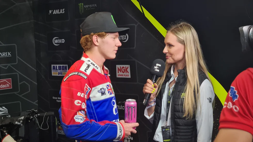 Dan Bewley intervjuas i Polsk-tv efter GP-segern.