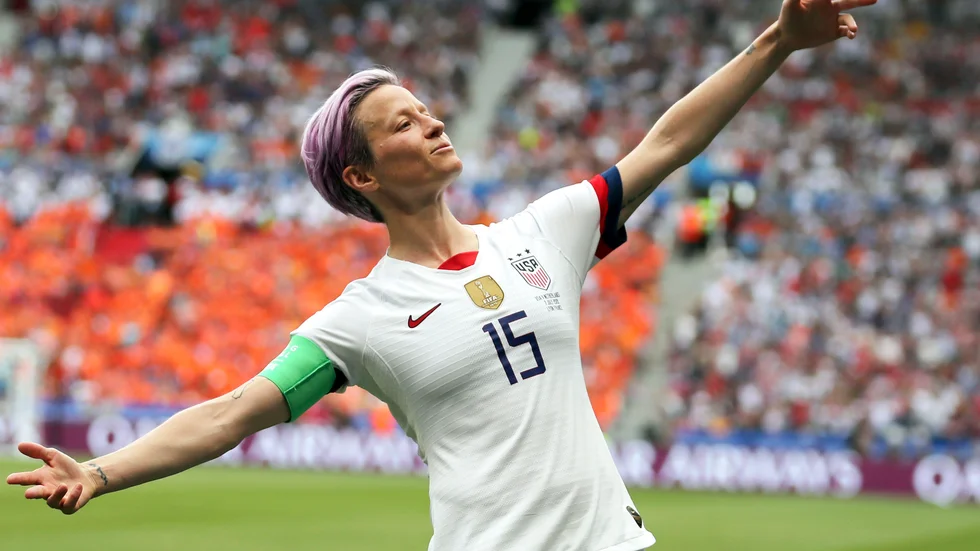 Superstjärnan Megan Rapinoe blev guldhjälte när USA blev världsmästare i Frankrike för fyra år sedan. Nu gör Rapinoe sitt sista mästerskap. Arkivbild.