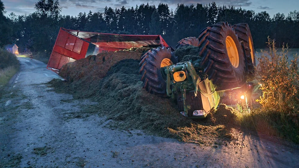 En fullastad traktor välte under torsdagskvällen. Föraren kunde ta sig ur traktorn.