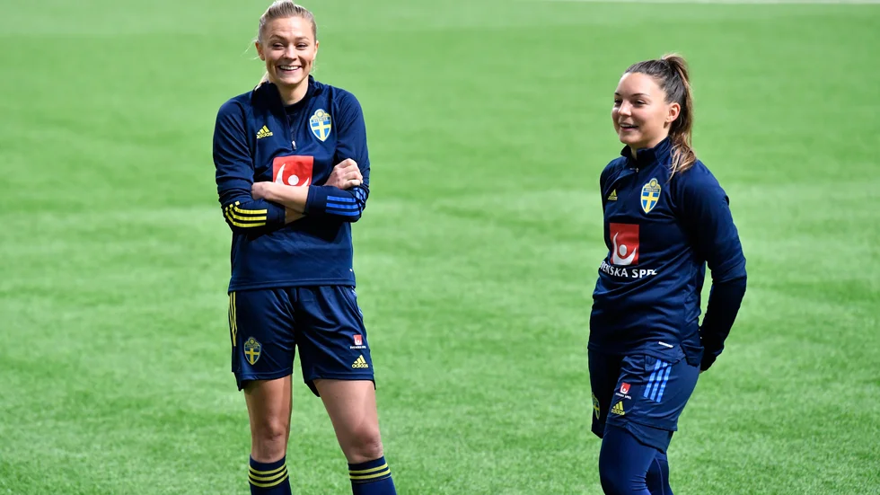 Kompisar i landslaget – fiender i Champions League. Fridolina Rolfö, Barcelona, och Johanna Rytting Kaneryd, Chelsea, möts i Champions League-semifinalen. Arkivbild.
