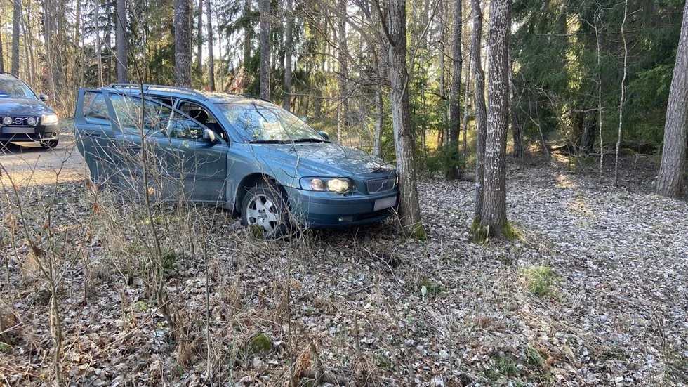 När det tog stopp för bilen fortsatte föraren av fordonet att försöka fly till fots.