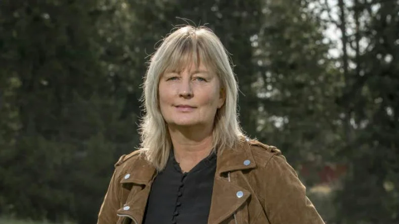 ”Underhållande läsning”, skriver Jan Bergsten om Karin Smirnoffs ”Vi for upp med mor”.