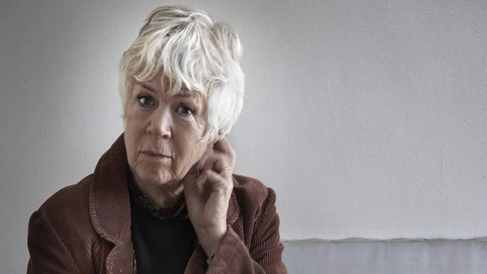 Inger Alfvén debuterade 1964 med "Vinbergssnäckan" och fick sitt stora genombrott 1979 med "S/Y Glädjen". Nya romanen "Tvilling" är en tandagnisslan över ett samhälle som hycklar kring jämställdhet mellan könen.