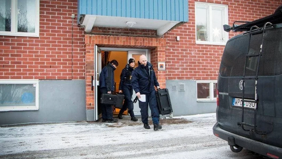 Polisens tekniker på plats vid brottsplatsen under torsdagen.