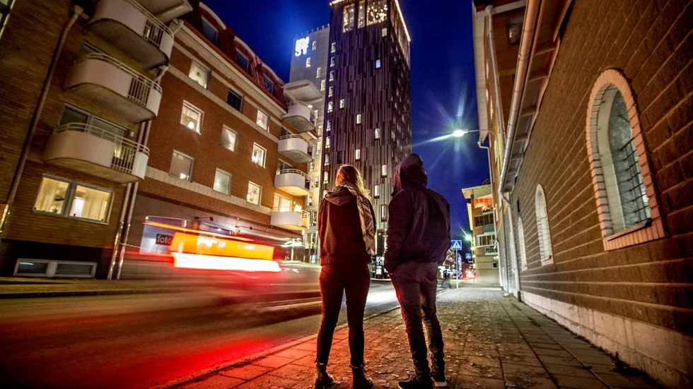 Den unga kvinnan och hennes pojkvän. Hon berättar att pojkvännen varit ett viktigt stöd i att våga säga ifrån och ta upp trakasserierna och prata om dem