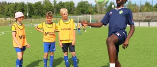 Stor glädje på rekordstor fotbollsskola: "Jätteroligt"