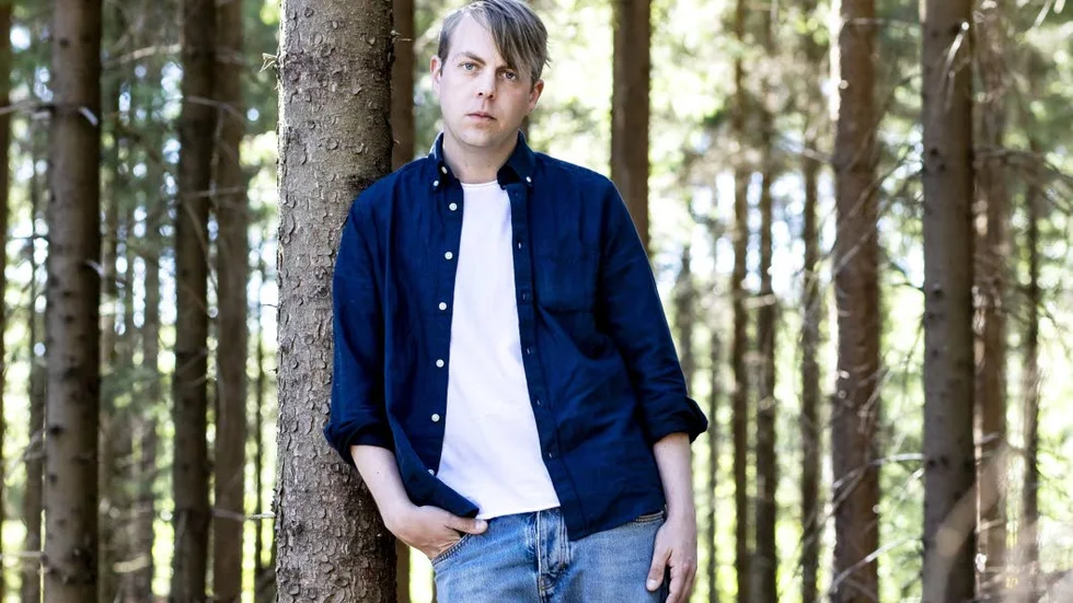 Christoffer Carlsson sjunde kriminalroman är så mycket mer än bara en deckarintrig. Inte minst utvecklas Järtecken till en initierad barndomsskildring.