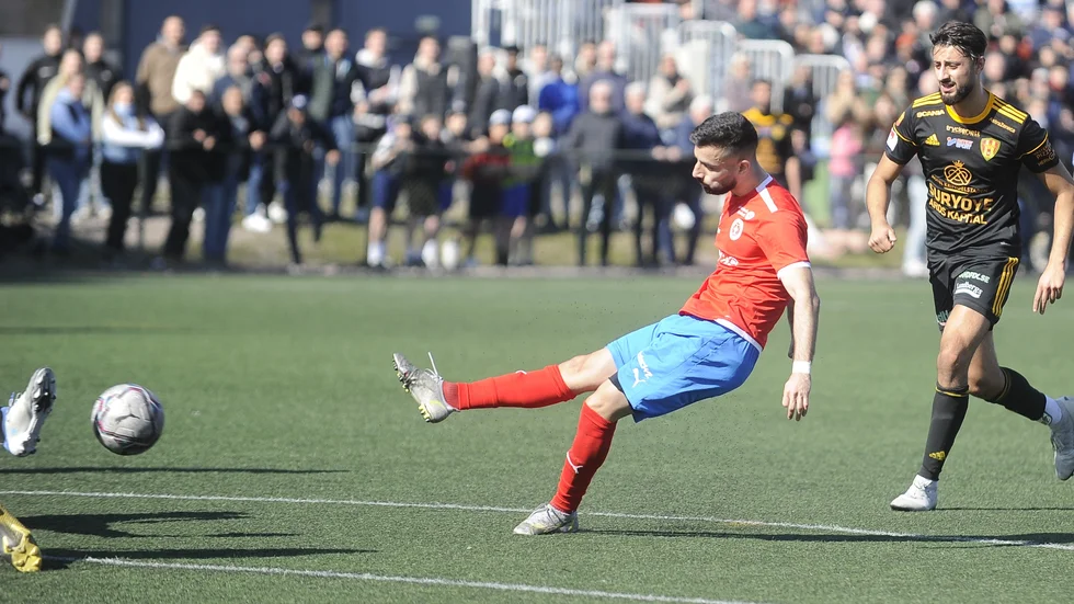 Mittbacken Metin Hedeney var inblandad i båda Bissarnas mål mot Syrianska. På övertid fick han också detta skottläge till kvittering men hans avslut tog i täck och gästande Syrianska vann.