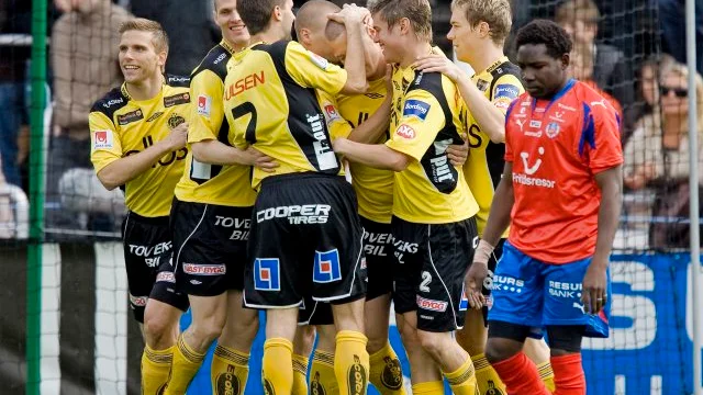 HELSINGBORG 20070501 
Elfsborgs Andreas Augustsson och övriga Elfsborgare jublar efter 0-1 målet medan HIF:s Adam Tamboura (t h) deppar i den allsvenska fotbollsmatchen mellan Helsingborgs IF och Elfsborg förstamaj. 
Foto: Björn Lindgren / SCANPIX kod 9204