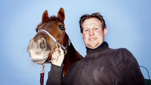 Micael Stjernström blir ny proffstränarepå Mantorp. Här är han med vackra fuxenAmbritösen, en treåring tillhörigMicaels farbror Johnny. Bild: JÖRGEN AUER