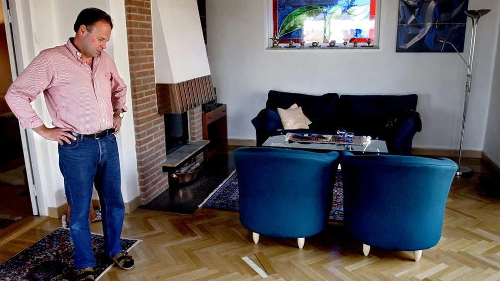 Flera ekparkettstavar har lossnat i suterränghusets vardagsrum på totalt 74 kvadratmeter. Vardagsrummet är byggt på berget. Villaägaren Lars Jansson är besviken på besiktningsmannen. Bild: JEPPE GUSTAFSSON