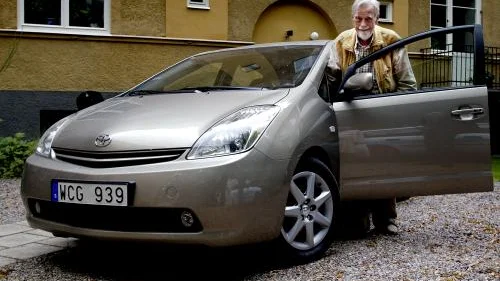 Augustin Mannerheim i Linköping anser att cirkeln är sluten. För 80 år sedan ägde hans far en engelsk elbil. Nu har han själv köpt en, hybridbilen Toyota Prius. Bild: JEPPE GUSTAFSSON