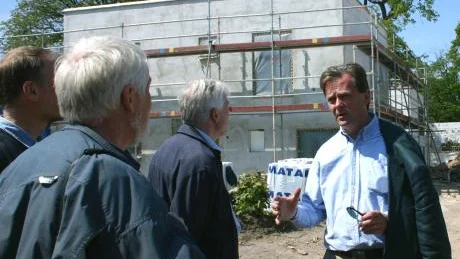 Anders Falk, t h, berättar för sina arkitektkollegor Tomas Nyström och Bo Sundberg om tankarna bakom Värdshusparken i Motala. I bakgrunden skymtar det hus som ska visas i september.
