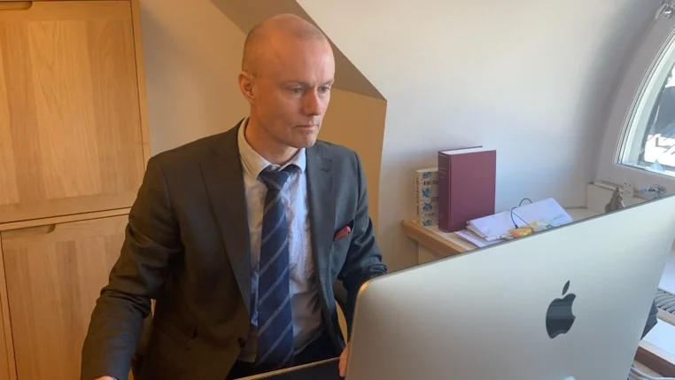 Advokaten Jens-Victor Palm skickade en skrivelse till Strängnäs kommun, och efter det ställdes mötet med Ylva Binder i Åker in.