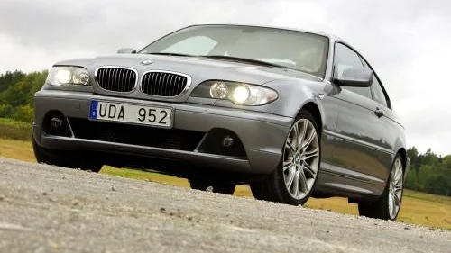 Nej, det är inte en BMW M3 utan en 330-coupé med dieselmotor. Fast den accelererar nästan lika snabbt.