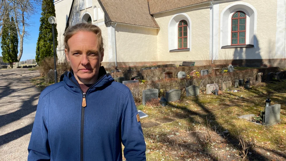 Ann-Sofie Hansson,  kyrkogårds- och fastighetschef inom Enköpings pastorat, är orolig att många luras tro att de måste betala det som ser ut som en räkning.
