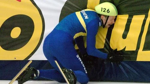 Martin Johansson fick krama madrassen i shorttrack-VM. Bild: PRESSENS BILD