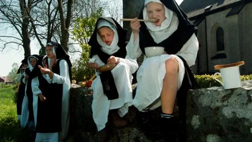Soppan var väl okej, men Frida Karlsson och Frida Andersson i femman på Askeby skola tyckte inte att livet som medeltida nunna var så kul. Hellre hade de lärt sig att fäktas och gjuta tenn som killarna.