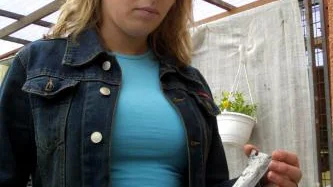 Explosionen från sprängningen av bankboxen på Föreningssparbanken i Borensberg var så kraftig att delar flög hundratals meter. Johanna Ljungberg hittade en stor järnbit på taket till sin blomsterhandel.