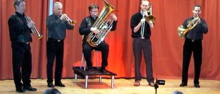 Lyckat  samspel mellan brassmusik och teater