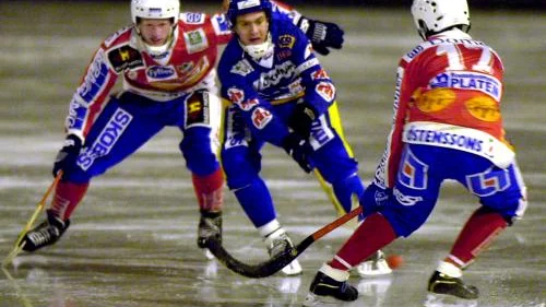 Bottenlaget Nässjö lyckades överlista och ta två poäng av gästande IFK Motala i gårdagens allsvenska match. Här är IFK-spelarna Patrik Styrbjörn och Mattias Sjöholm i duell med Patrik Gustavsson.