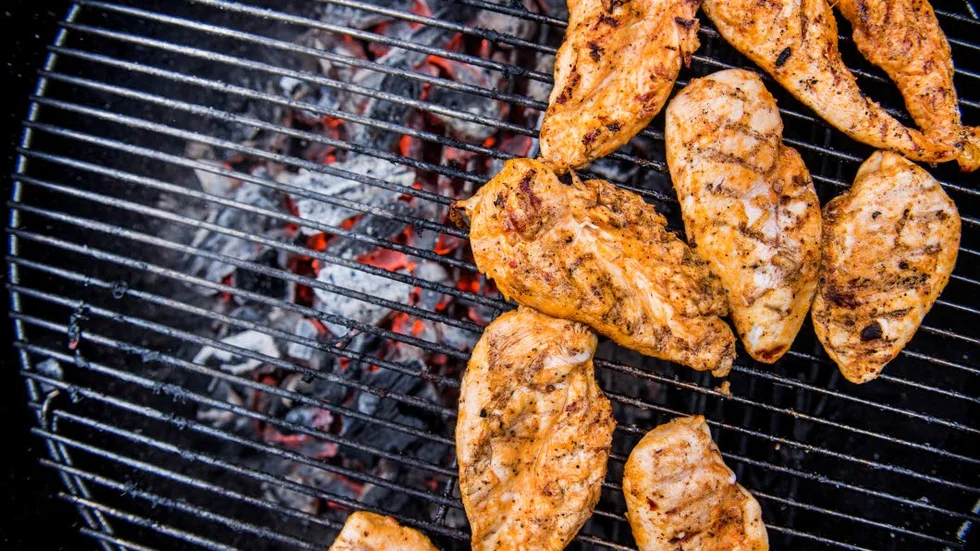 2016 var ett normalår för salmonella. Däremot insjuknar fler efter att ha smittats av campylobacter som kan förekomma i kyckling. Det gäller att hantera livsmedlen rätt för att undvika smitta.