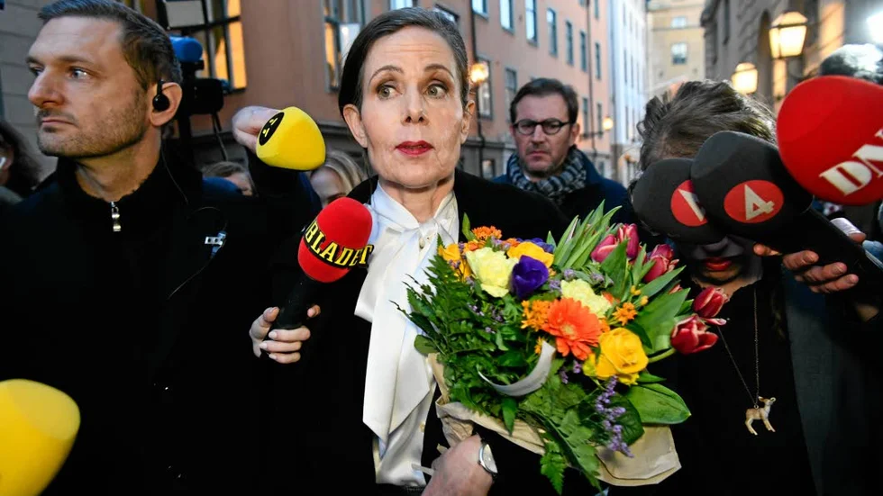 Sara Danius, tillsammans med Kjell Espmark och Peter Englund, kräver att Horace Engdahl avgår från Svenska Akademien.