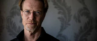 Nu står han ensam i offentligheten