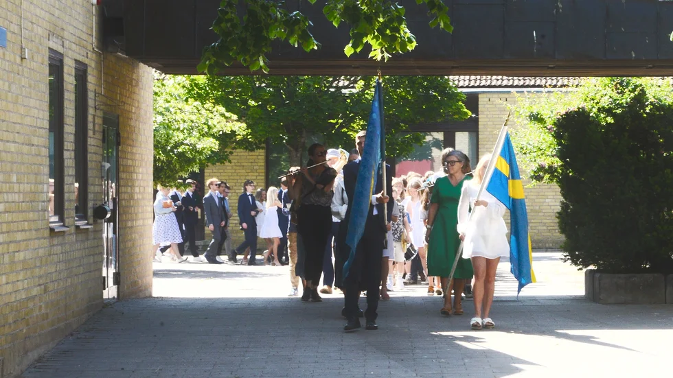 Enligt tradtion tågar alla skolans elever mot kyrkan tillsammans.