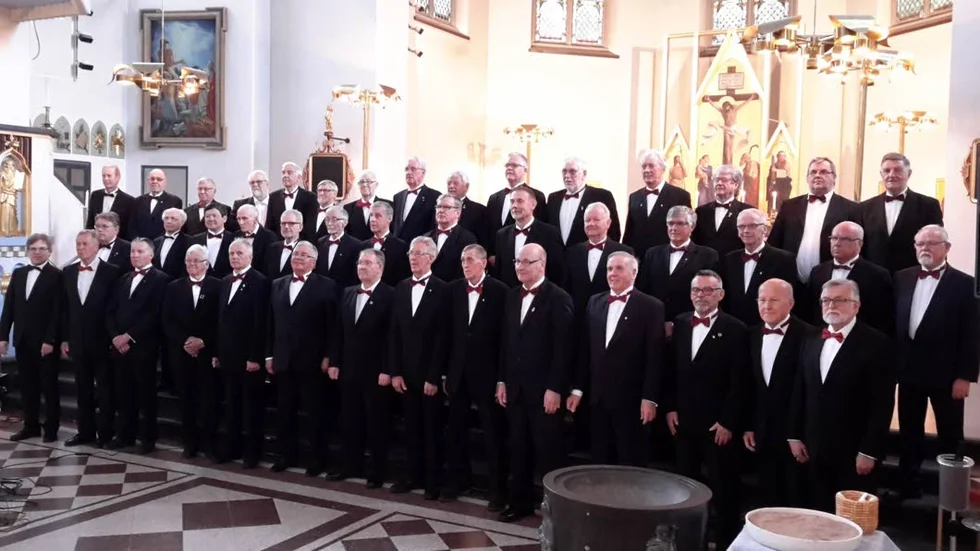 Ojämn konsert. Det går sisådär när Gammelstads manskör tolkar Francis Albert Sinatra, menar Kurirens recensent.