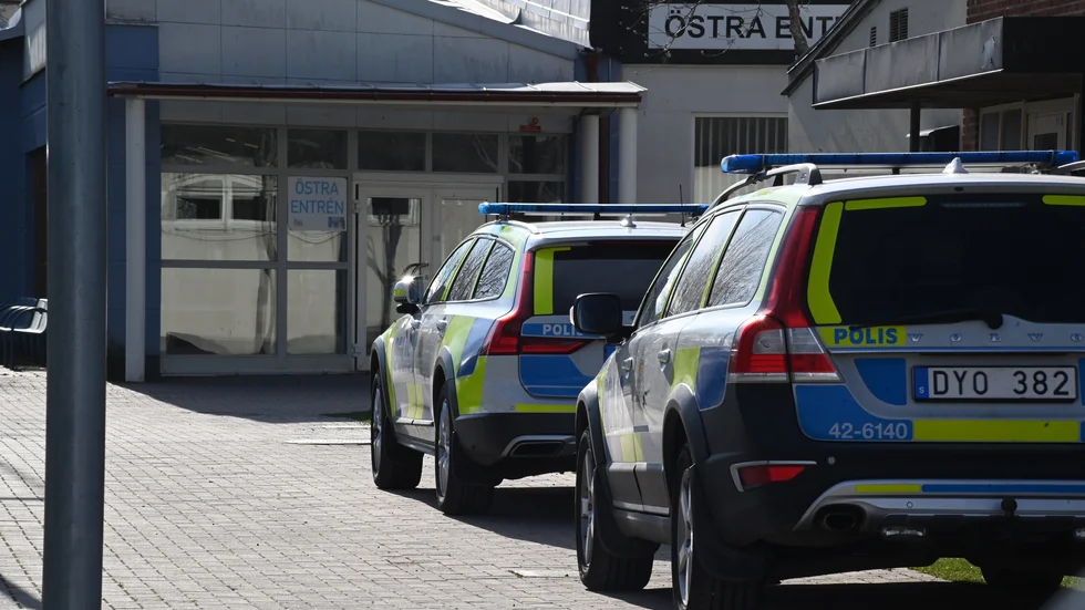 Polisen arbetade under eftermiddagen intensivt vid Anders Ljungstedts gymnasium och i närområdet. Flera patruller och hundförare var på plats.