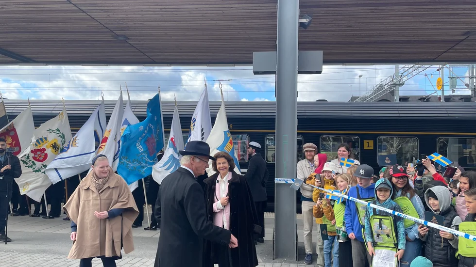 Kungen och drottning Silvia möter barn i Uppsala på sin rundresa till samtliga län under 50-årsfirandet.