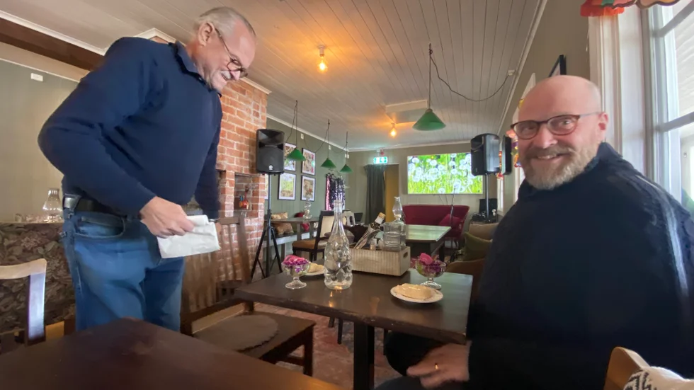 Lars Holm och Marius Gran uppskattar den lilla men vällagade menyn på Frösjö wärdshus och kommer från Järna respektive Mölnbo för att äta. Showen samma kväll hade de inte hört talas om – men den är ändå fullbokad.