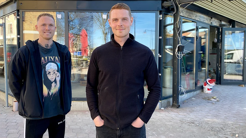 Jesper Björkman och John Widerström vid Vikens bar och nöje under renoveringsarbetet. "Att visa sport har varit en tanke med krogen från start", säger Jesper Björkman.