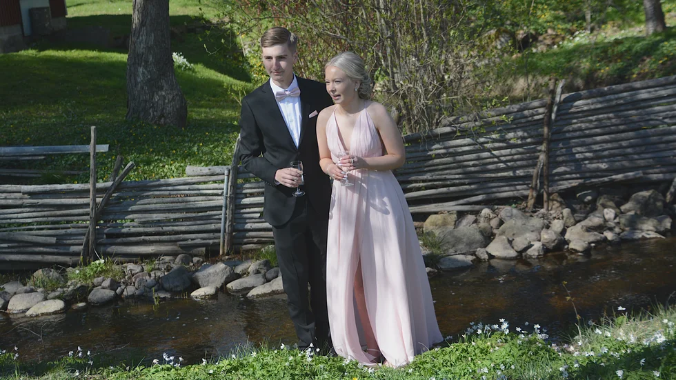 Tilde Hjärne och Theo Thörnqvist bland vitsippor framför bäcken i Mimerparken.