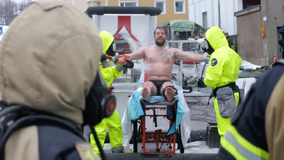 En av "terroristerna" får sig en dusch vid saneringen från kemiska substanser.