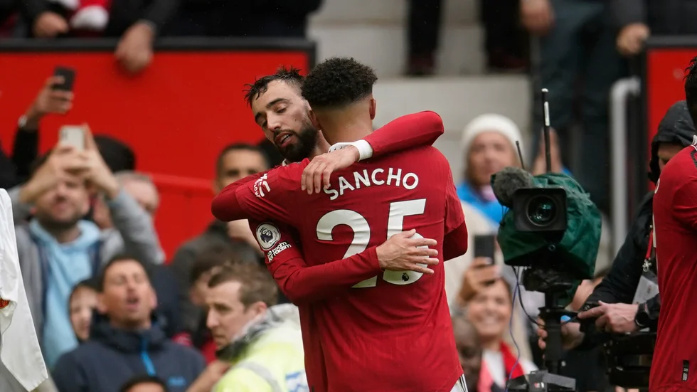 Målskytten Bruno Fernandes klappas om av lagkamraten Jadon Sancho.