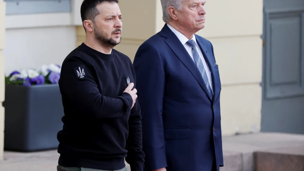 Ukrainas president Volodymyr Zelenskyj gör ett officiellt besök i Finland och välkomnas av Finlands president Sauli Niinistö utanför presidentens slott i Helsingfors.