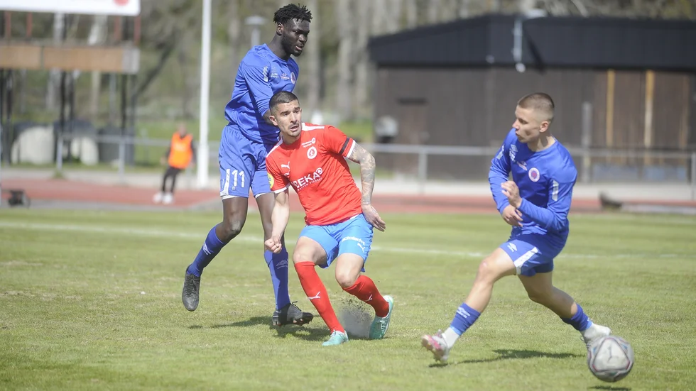 Alen Ahmetovic har valts till bästa mittback i NBIS serie. Nu slåss han mot alla mittbackar i hela division 2 för att få den åtråvärda titeln årets spelare.