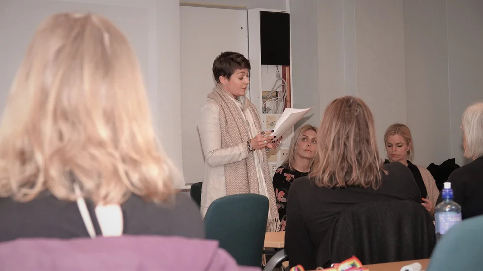 Isabella Lundkvist läste upp det kritiska brevet som de medicinska sekreterarna står bakom. Det inleddes med "Det kokar i leden". 