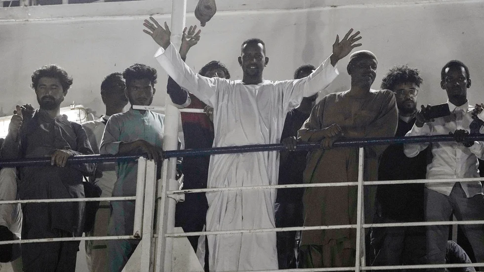 Sudanesiska flyktingar när de i torsdags anlände till hamnen i Jidda i Saudiarabien. Arkivbild.