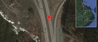 Personbil stillastående på E4 - helt stopp i ett körfält