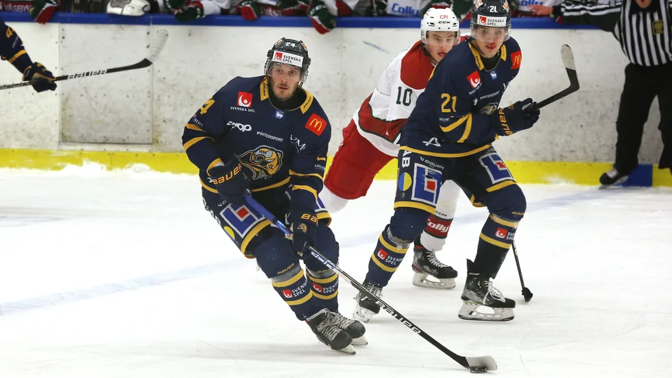Nils Bolin (Nr 10) i Väsbytröjan i en match mot Visby Roma.