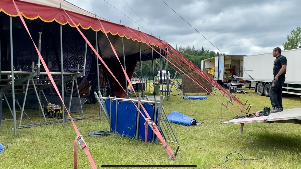 Förberedelserna pågår för fullt inför kvällens premiär-föreställning i Vilsta.