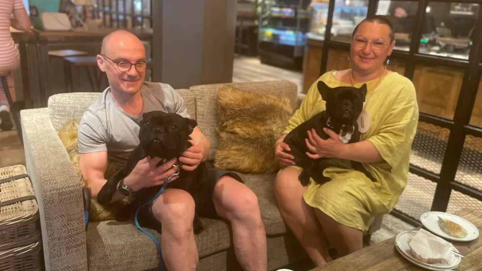 Bogdan Sculeanu och Emilia Cozma med hundarna Trevor och Alfred, är vana cafébesökare innan flytten till Gällivare. "Vi kommer alltid hit när vi är i Luleå, det är trevligt", säger Emilia Cozma.