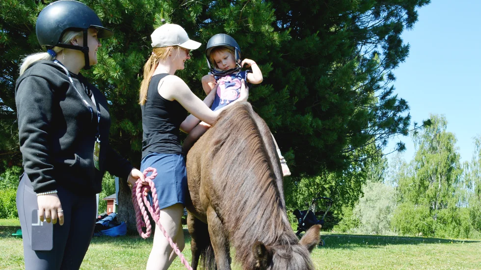 Ingrid Borgh fick testa ridning. Mamma Kajsa stöttar. 
