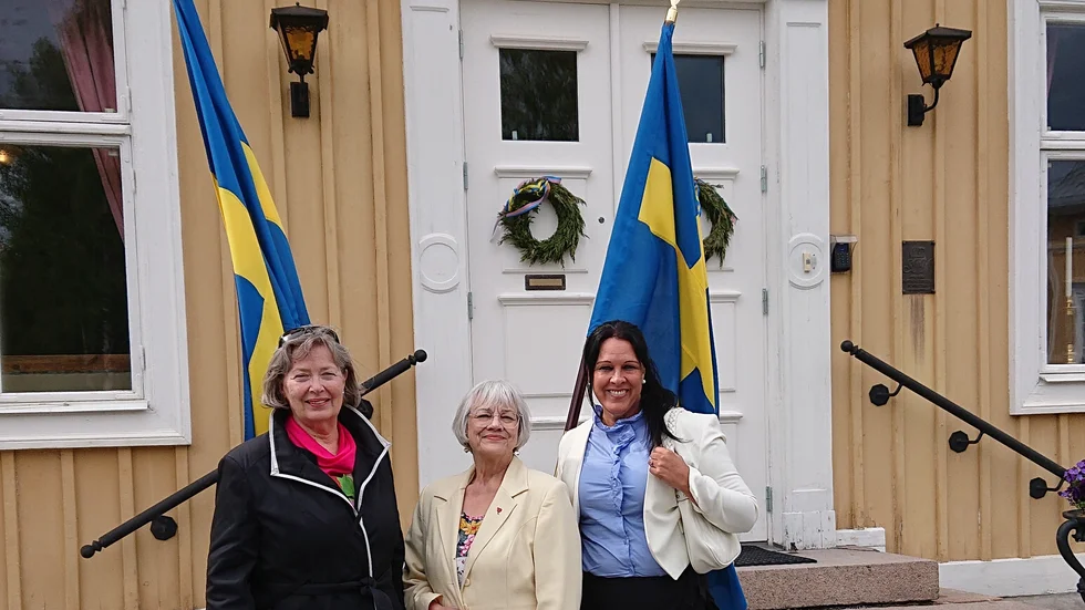 Qvinnokören Lapponica fick en svensk flagga på nationaldagen.
