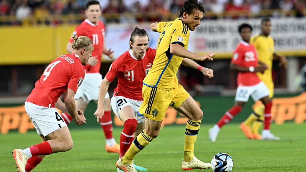 Albin Ekdal byttes ut i halvtid efter skadekänning.