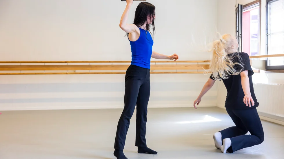 Saga Talludde och Matilda Skarpsvärd i en dramatisk scen.